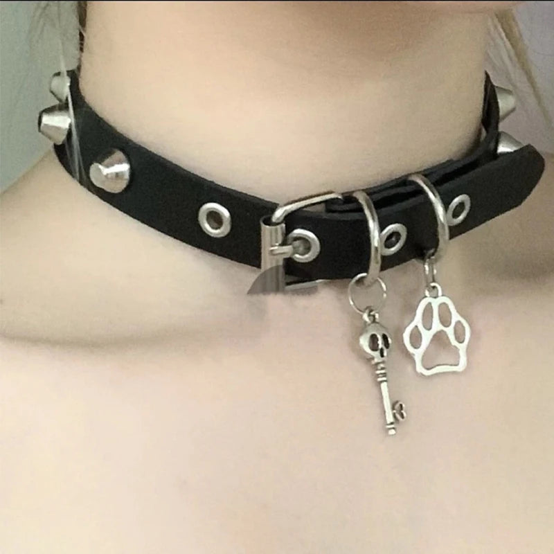 Edgy grunge cat claw choker necklace with skull key pendant, punk goth style for women, featuring dark metal chain and detailed design
