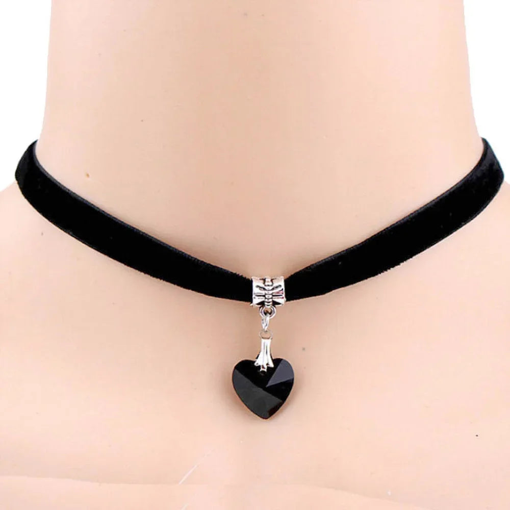 Retro Vintage Gothic Chocker Harajuku Love Heart Chokers Goth Black Velvet Heart Crystal Pendant Choker Necklace