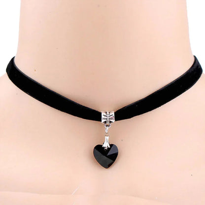 Retro Vintage Gothic Chocker Harajuku Love Heart Chokers Goth Black Velvet Heart Crystal Pendant Choker Necklace