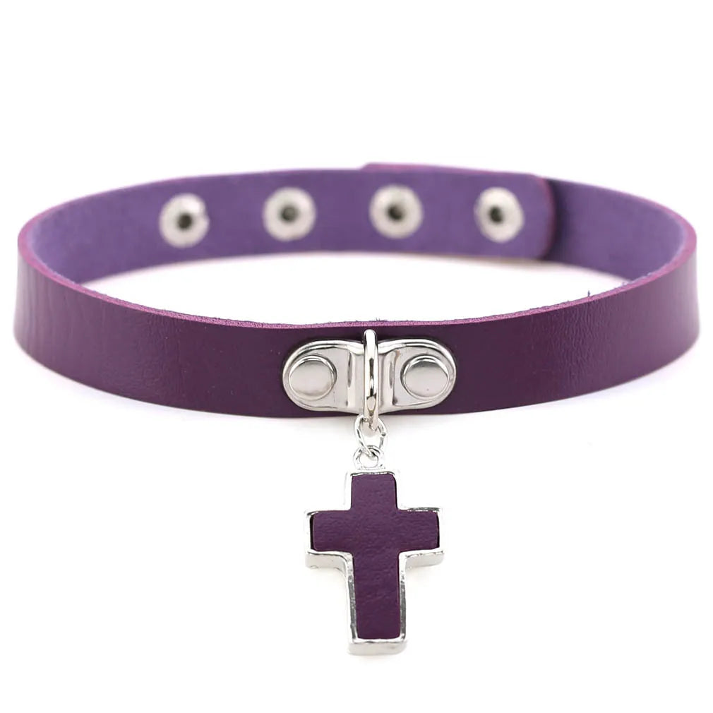 Purple goth punk leather choker with black rivets and metal chain, unisex edgy emo jewelry for Halloween and Y2K cosplay.