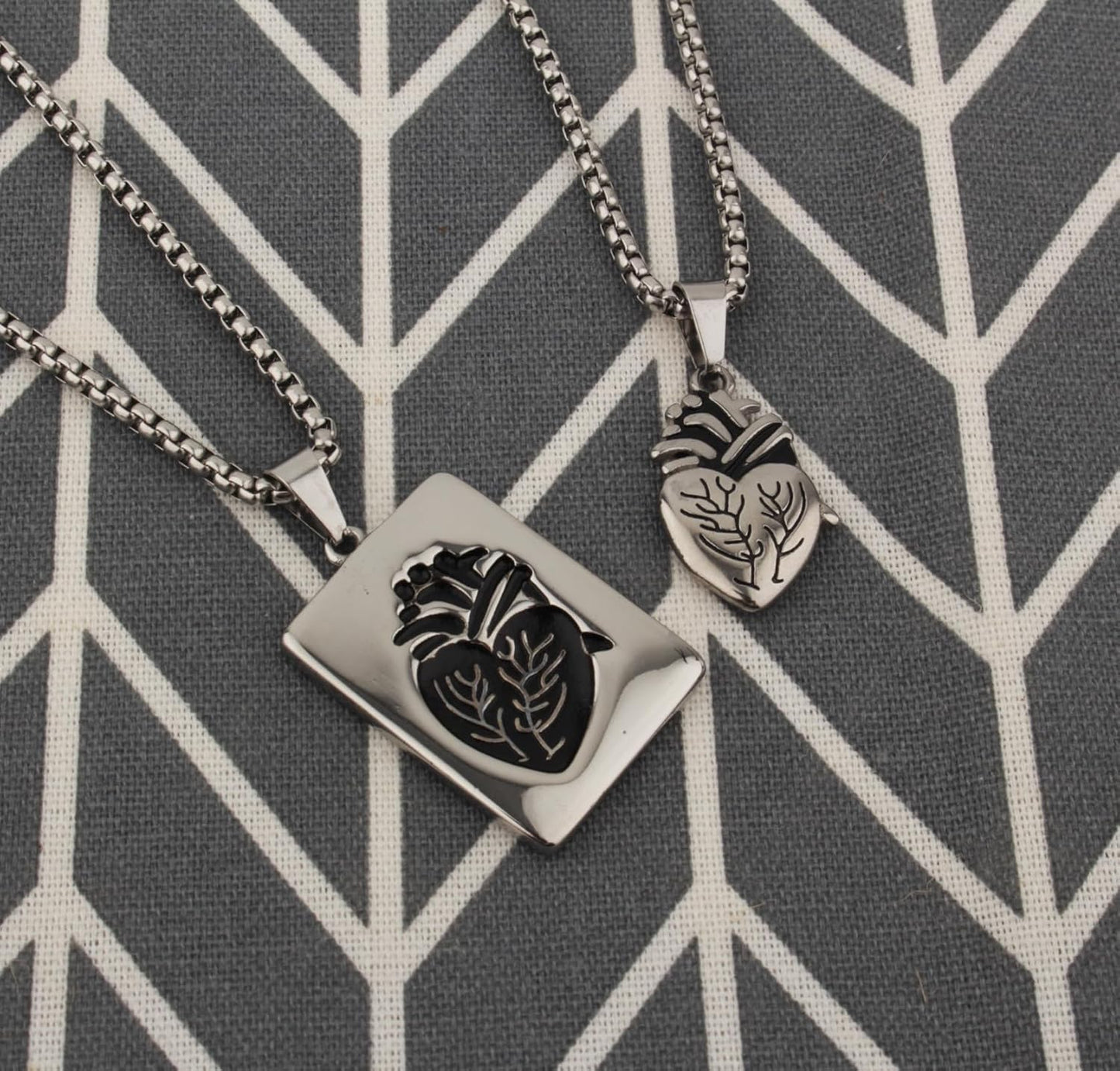 Gothic heart-shaped couples necklace set by Scddboy, featuring matching pendants for him and her, ideal friendship jewelry.