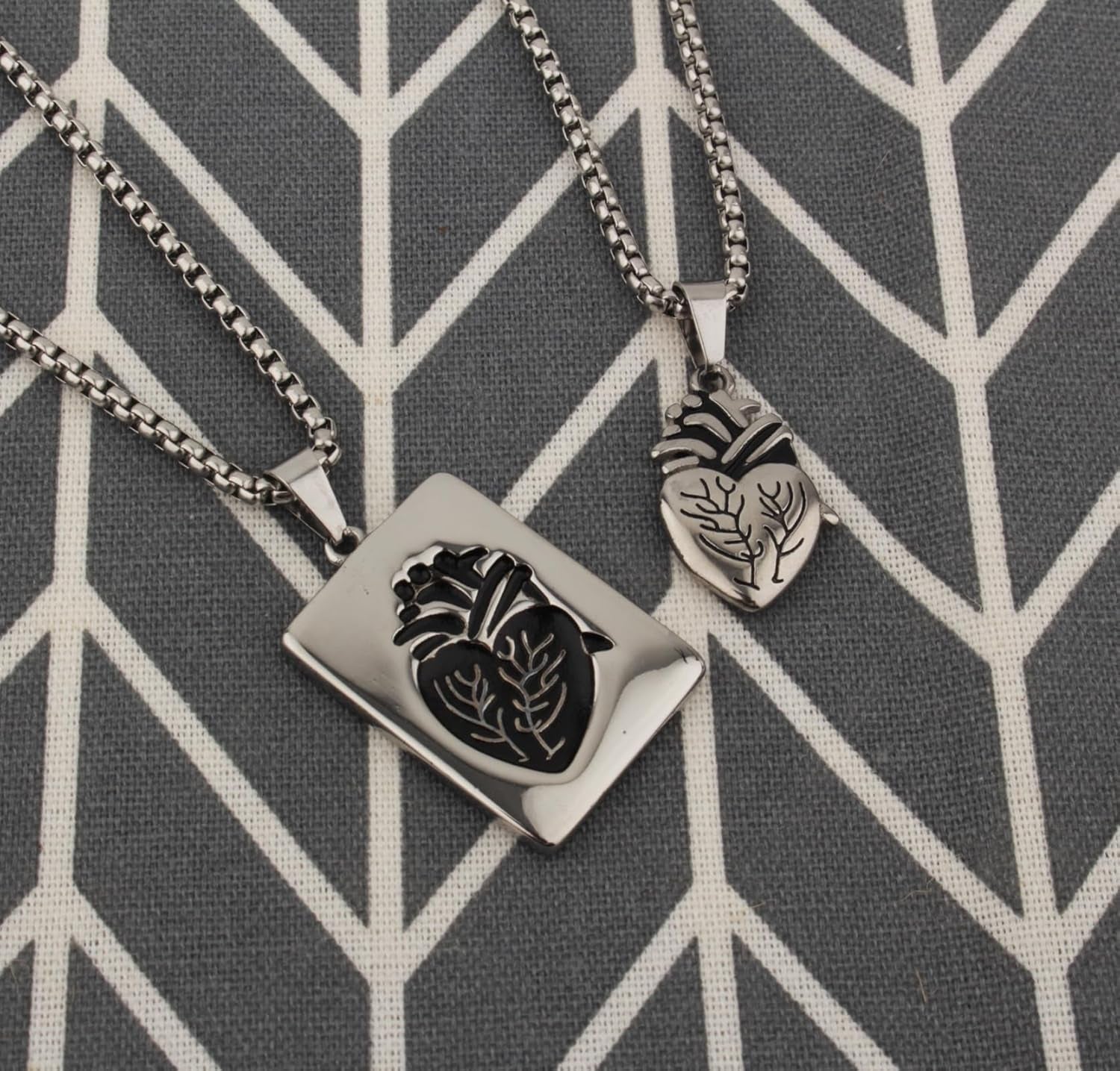 Gothic heart-shaped couples necklace set by Scddboy, featuring matching pendants for him and her, ideal friendship jewelry.