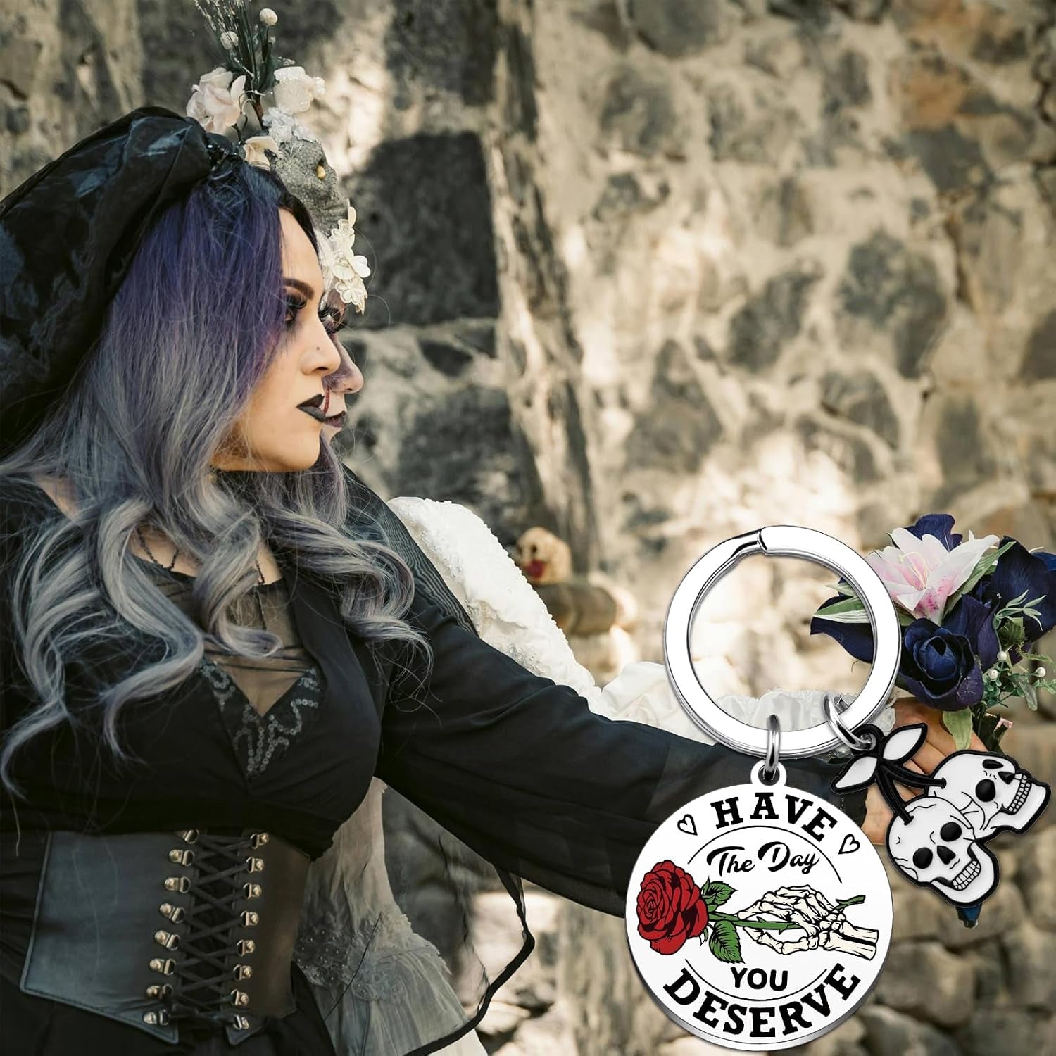 Wrpixe gothic skull keychain with spooky design, perfect as a Halloween or Valentine’s Day gift, featuring detailed skull charm.