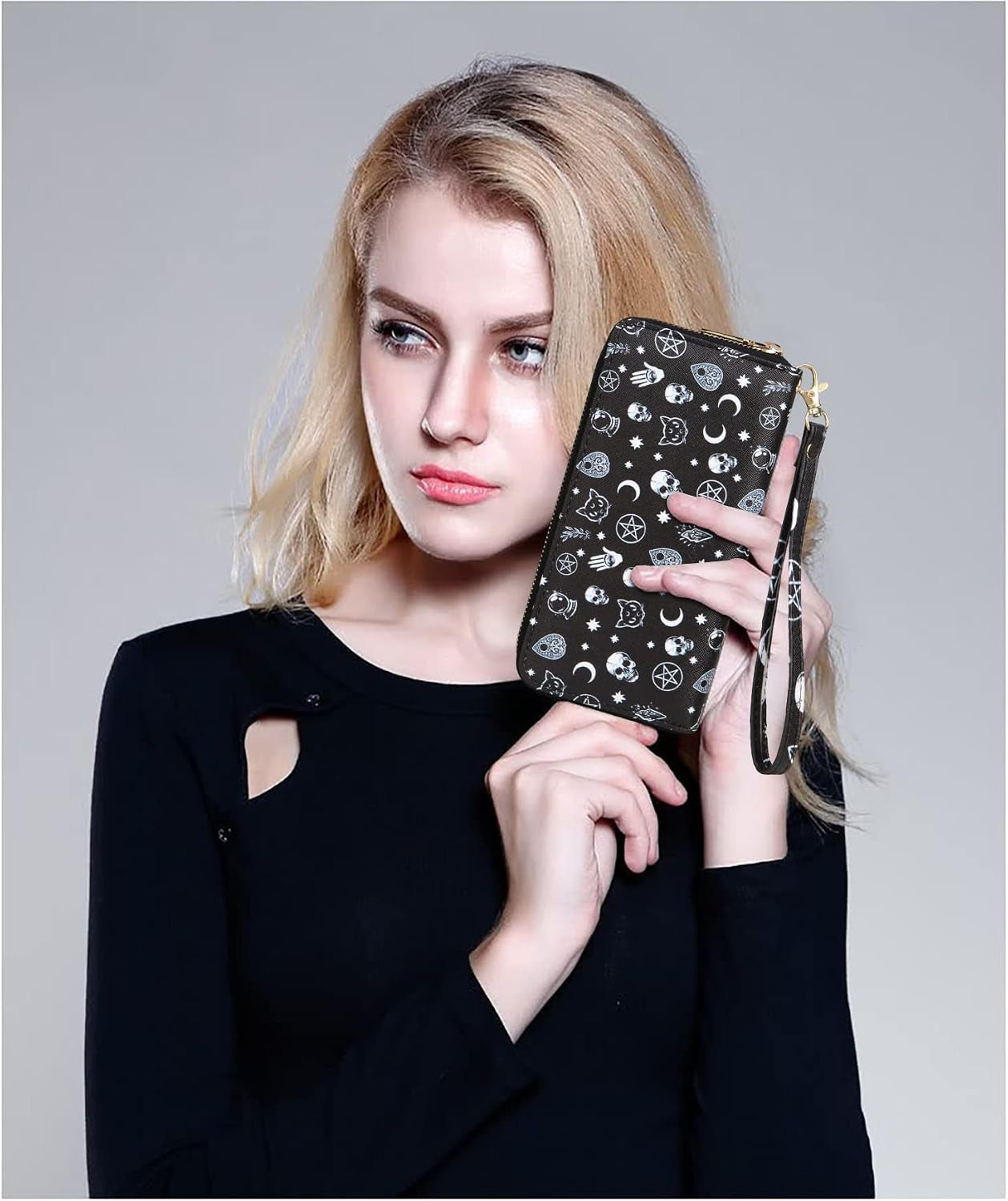Fanwill checkered Highland cow print clutch wallet with frog and butterfly design, zip around closure, and wrist strap.