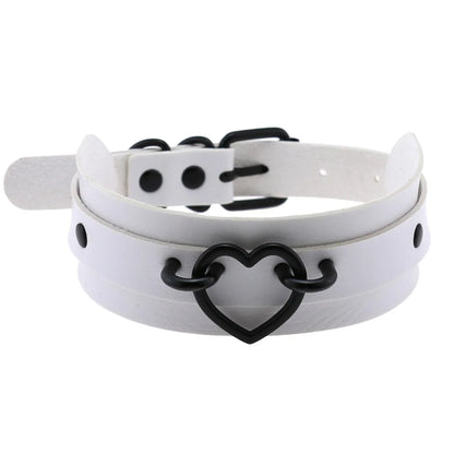 Y2K Gothic punk heart choker necklace, stylish Harajuku jewelry for women and girls, featuring black fabric and metal heart pendant.
