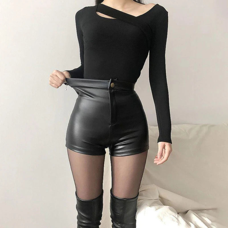 Black PU fashion casual summer shorts for women, high-waisted faux leather goth Y2K style short pants.