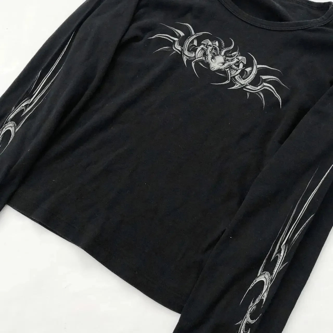 Black goth T-shirt for women with skull print, long sleeve, casual O-neck crop top, featuring trendy Y2K fashion style.