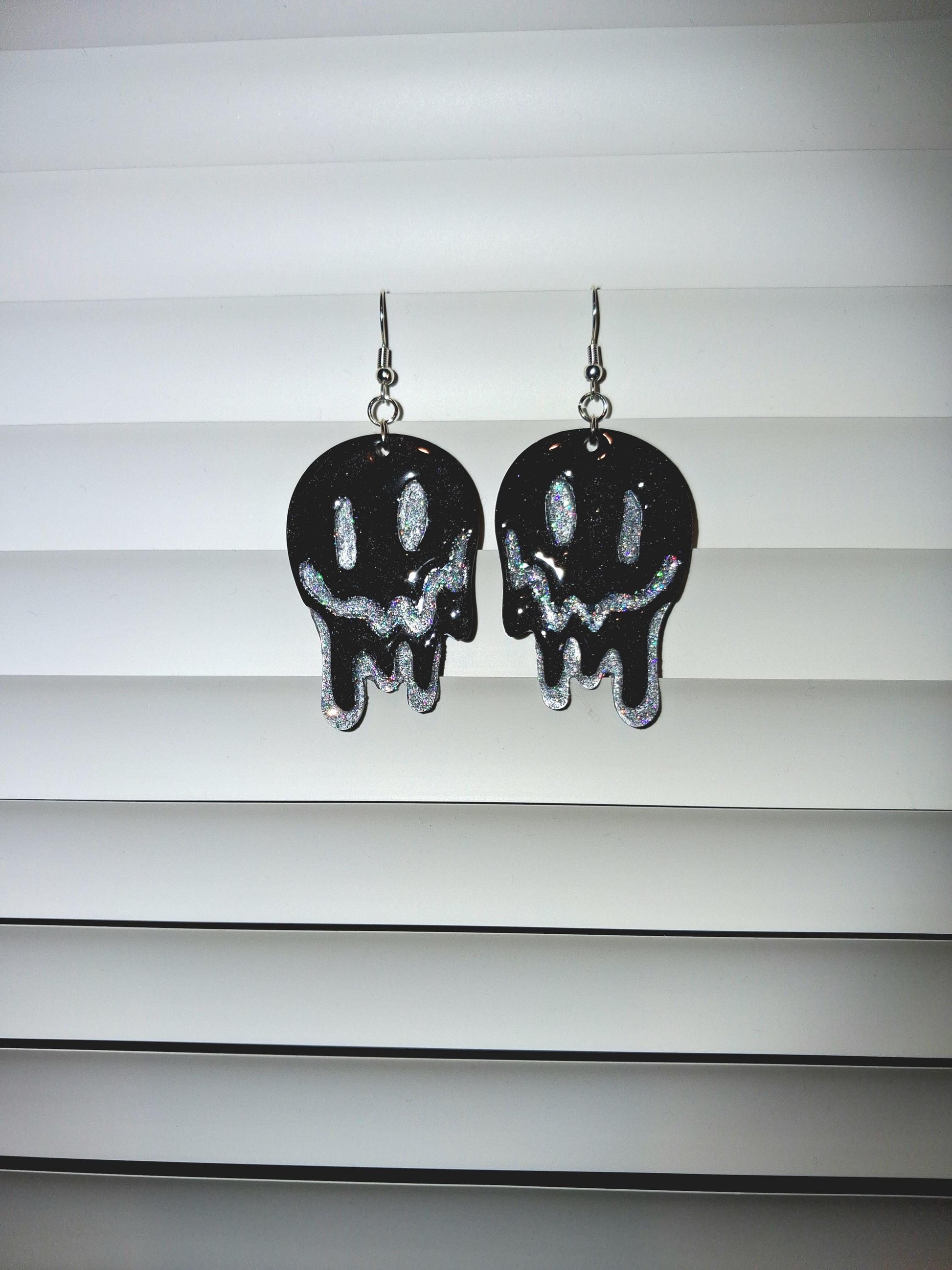 Gold melting smiley face earrings with dripping glitter, Y2K style jewelry, hypoallergenic and trendy for a fun, expressive look.